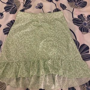 Kjol  - Har rensat min garderob och behöver göra mig bort med kläder. Säljer inte under 45kr och frakt ingår inte🚚📦 du får bestämma priset på plagget själv💕