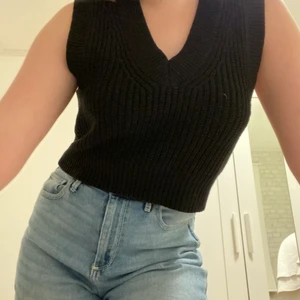 Cropped knitted svart pullover - En croppad svart stickad pullover perfekt att ha i sig själv eller över en skjorta! Supertrendig! 🖤