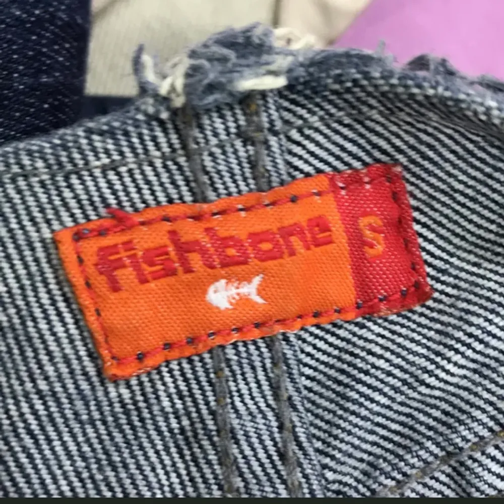 Så snygga byxor från märket fishbone!!! De är för små för mig tyvärr :( Kan inte skicka bilder med dem på för får inte på mig dem. Skulle säga att de passar någon som har 25 - 27 . Jeans & Byxor.
