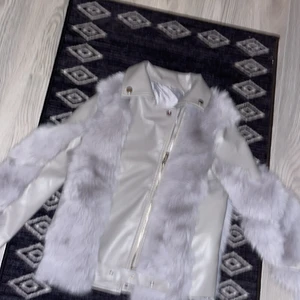 Biker jacka,  - Säljer en biler jacka i grå fusk päls, pälsen är jätte fin! Jag köpte den hos Dennis maglic för 5100:- på mall of s.   Aldrig använt. Helt ny. 
