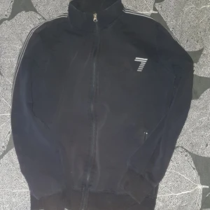 EA7 kofta - Säljer EA7 kofta, storlek M, pris kan diskuteras