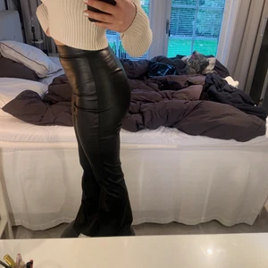 Skinnbyxor  - Släta skinbyxor med fleare. Sätter sig som en smäck på kroppen. 😍✨