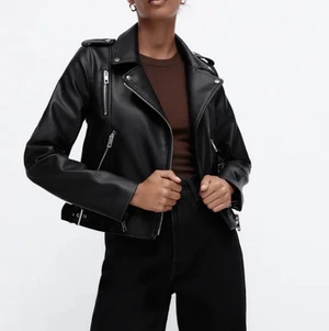 Skinnjacka - Skinnjacka från Zara i Strlk S. Knappt använd mycket fint skick! 199kr + frakt 🤎🤎