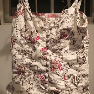 Topp med mönster - Knappt använd då den är för liten. Skulle säga passar någon med kanske A kupa då den är väldigt tajt vid bysten 