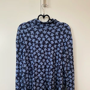 Carin Wester mönstrad polotröja  - Supermjuk tröja med fint fall från Carin Wester i storlek S. Den har en liten polokrage och ett mönster med ljusblåa svalor. Tröjan är använd tre gånger, och alltså i väldigt bra skick. 