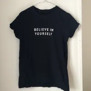 Svart t-shirt från Primark med text. Lappen som visar storlek är bortklippt, men skulle säga passar S.