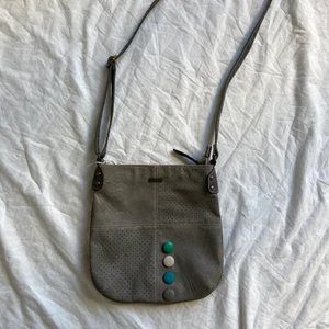 axelremsväska  - läs allt innan du frågar!🤍 buda i dm.  söt axelremsväska. skick 10/10. mått under ”storlek”