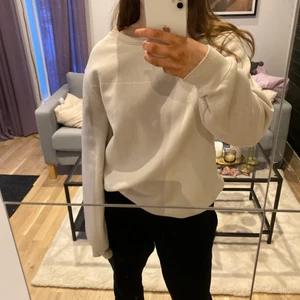 Sweatshirt  - Ljus beige / krämvit sweatshirt från hm , fint skick men lite nopprig 🤍