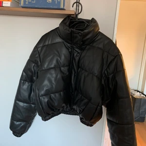 Puffer jacket i skinn-imitation - Jacka från Zara, storlek S. Använd väldigt få gånger. 