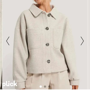 Nakd kappa - Undrar om någon vill byta min beiga nakd kappa till en likadan i grå insamlade storlek! Annars kan jag sälja den för 550:)