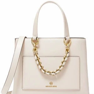 Michael Kors Crossbody - Lätt använd crossbody från Michael Kors. Lapparna sitter kvar. Nitarna undertill har några få repor/slitage från att ha flyttats fram och tillbaka i garderoben. Avtagbart crossbody band. Färg: Light Sand. Ord pris. 4200kr. 