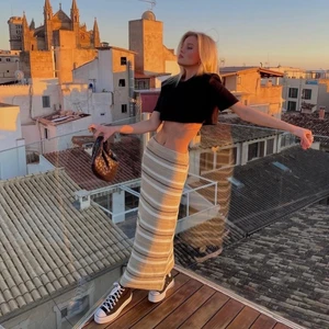 Fin stickad kjol - Säljer denna magiska kjol från Zara. Aldrig använd med lappar på. Bild lånad från Frida Ottossons instagram 