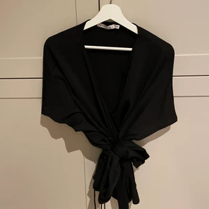 Svart blus Ivyrevel - Svart omlottblus från Ivyrevel i bra skick, st xs 