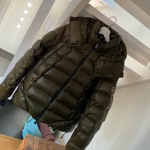 Moncler grenoble - Fet moncler grenoble jacka. Knappt kommit till användning under vintern därav skicket. Cond 9/10.