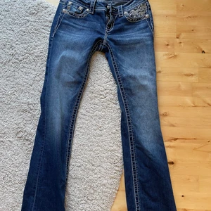 Miss me jeans - Säljer ett år ursnygga lågmidjade bootcut miss me jeans. Nyskick och alla paljetter sitter kvar, dock jättte små slitningar längst nere vid byxbenet vilket är enligt mig en snygg detalj! Midjemått: 78 cm, Innerbenslängd: 85 cm. Nypris runt 1000 kr. Tar emot bud, köp direkt för 700kr + frakt🧸 sista bilden är lånad!