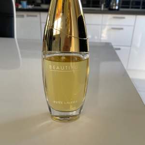 Estee lauder. En väldigt god doft som en riktig kvinna måste ha!  Den är nästan ny, väldigt lite använd pga allergi! Kan fraktas om köaren står för frakten