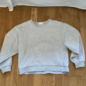 Grå tjocktröja  - En jätte fin grå tjocktröjan som tyvärr är för stor för mig. Super fin på och kan stylas till mycket 