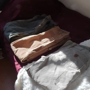 Carharrt Carpenter Pants - Nyinköpta vintage Carharrtbyxor från Berlin, slitna och har lite färg på sig men det är del av charmen :) Storlekar (man) från vänster: 40x34 (sålda), 36x32 (sålda), 33x32 (700kr). Betalaren står för frakt! //OK