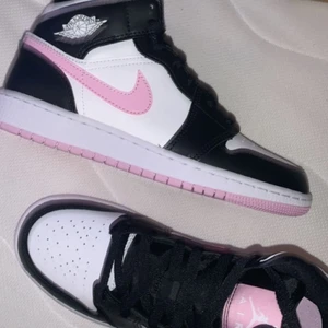 Jordans mid 1 - Jordans mid 1 artic pink, stl 38,5 passar 38/39 bra skick kan gå ner i pris vid snabb affär, låda finns med såklart äkta