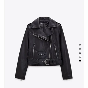 skinnjacka zara - intressekoll på min svin snygga och coola skinnjacka från zara, använd några gånger men väldigt bra skick skicka för fler bilder och frågor❤️‍🔥❤️‍🔥 köpte för 559!!