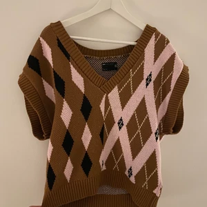 Sweater vest - En rutig, ganska tjock sweatervest från Asos design! I bra skick! Kan mötas upp i malmö/lund. Eventuellt frakta:)