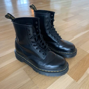 Dr Martens  - Ett par snygga Dr Martens som tyvärr är lite för små för mig. De är i mycket fint skick utöver några små repor på tån. Storlek 38✨