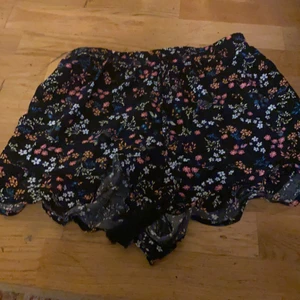 Short  - Det är blommiga shorts det är blommiga till Watson är ganska stora och stretch