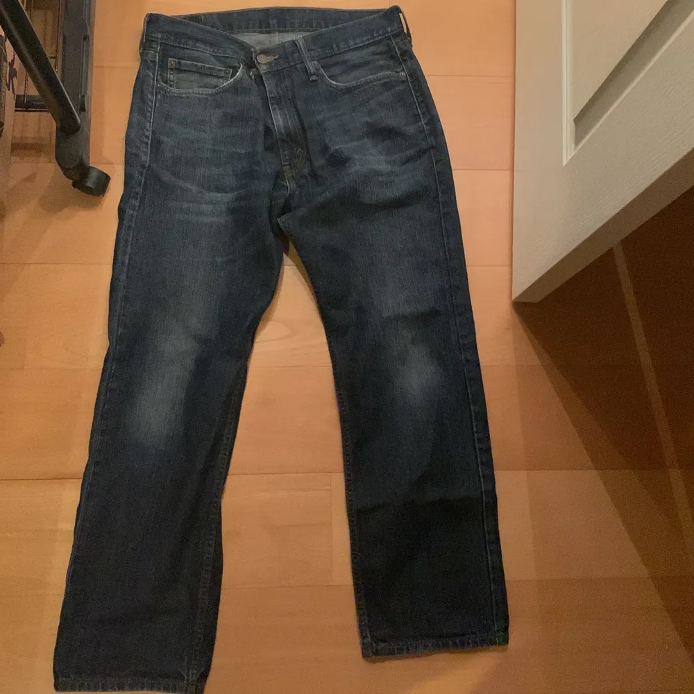 Säljer ett par jeans som jag fick utav pappa men dom är förstora för mig, så inte använda sen 5-10 år tillbacka kanske.. Jeans & Byxor.