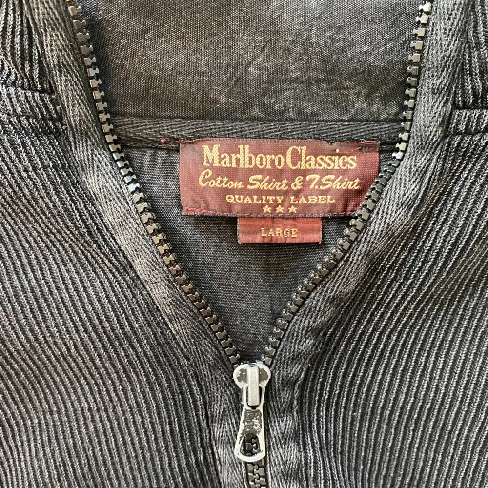 Rippd Marlboro Classics zipup tröja, riktigt fynd. Köpt på en vintage butik i New York. Möts i Stockholm, dm för fler bilder<3. Tröjor & Koftor.