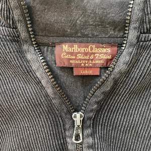 Rippd Marlboro Classics zipup tröja, riktigt fynd. Köpt på en vintage butik i New York. Möts i Stockholm, dm för fler bilder<3