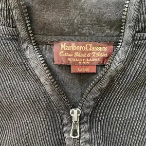 Rippd Marlboro Classics zipup tröja, riktigt fynd. Köpt på en vintage butik i New York. Möts i Stockholm, dm för fler bilder<3