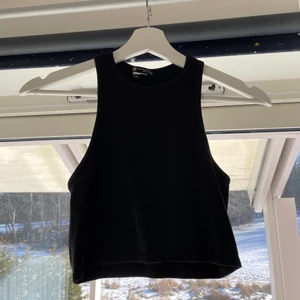 Ribstickat linne - Ribstickat linne från zara. Croppad. Det perfekta basicplagget som funkar till vilken outfit som helst! Väldigt skön och stretchig så den kan passa flera storlekar. 