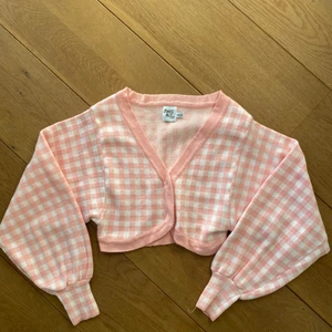 Rutiga Kofta  - Fin rosa kofta från princess polly!! den verkliga färgen visas i första bilden!! andra bilden är lånad✨ Nypris $35, den är använd en gång så det är nästan i nyskick💖 Frakt tillkommer:))) 