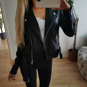 Skinnjacka - NLY TrendClassic PU Biker Jacket 🔥 Ny och oanvänd snygg skinnjacka från Nelly. Alltid slut i just strl 32 (XXS.) Perfekt nu till våren! Pris hos Nelly: 599 kr. Budgivning från 320 kr ❤️