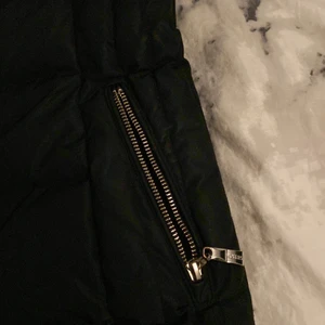 Hollies jacka päls. - Den är väldigt varm! 