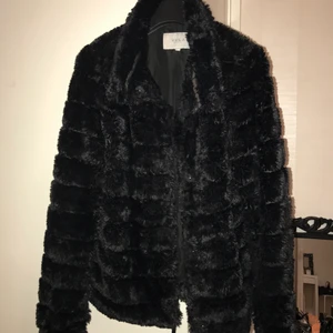 Pälsjacka  - Fejk päls jacka från vila. Storlek 36 , varm funkar på hösten o vår. Finns i Gävle, fraktas 100kr