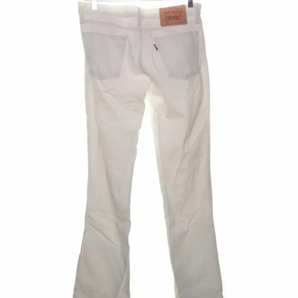 Vita Levis jeans i modell 529, storlek 28/36 men skulle säga att längden är nån stans runt 32-34, köpt secondhand och dom är lite lite smutsiga längst nere men inget som syns av så mycket ❤️ jag är 176cm ish och dom är för korta på mig. Jeans & Byxor.