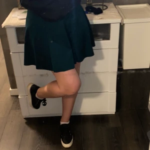 Mörk grön kjol  - Säljer min fina mörk gröna kjol! Storlek M