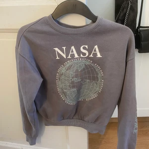 Grå sweatshirt med tryck från hm i S - Storlek S, tryck nasa och I need my space, jätte fin och bra kvalitet passar skit snyggt till ett par blåa jeans