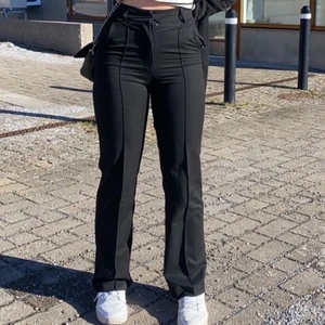 Kostymbyxor - Säljer minaJätte fina kostymbyxor från madlady som är i storlek L30 som mostsvarar xs/s inte slitna eller noppors skador och har ansvänts fåtal gånger