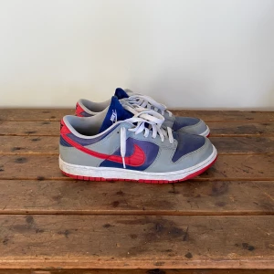 Nike dunk samba - Us 9,5 dunk samba, lite dammiga då det stått ett tag men går att få riktigt fräscha. Skorna är använda men mycket mycket liv kvar! Har box och allt kvar!