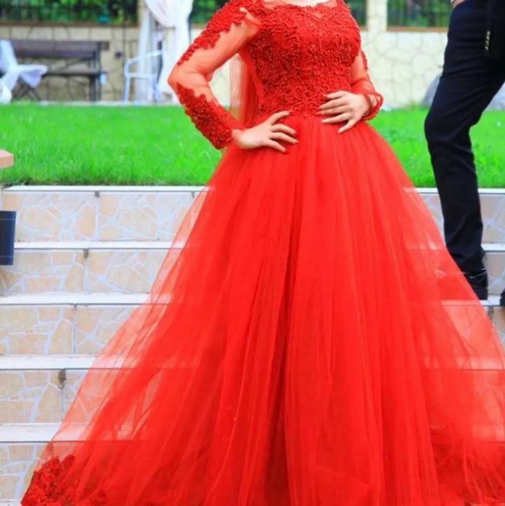 En fin röd bröllops klänning som använts två gånger köpte den för 6000kr den e värt det . Klänningar.