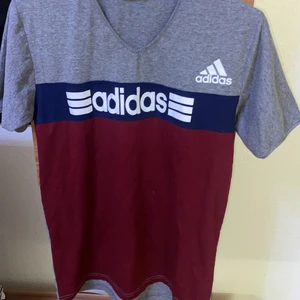 Adidas  - Säljer min adidas T-shirt pågrund av att den inte kommer till andvändning💕