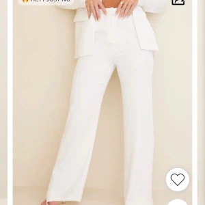Kostymbyxor från Nelly  - Säljer ett par vita kostymbyxor från Nelly i storlek M. Jag är 160 cm lång och byxorna var för långa på mig så sydde upp dom och nu sitter dom perfekt. Sitter bra i midjan, inte för löst och inte för hårt, helt perfekt. Köpta för 399, säljer för 99 + frakt ❤️