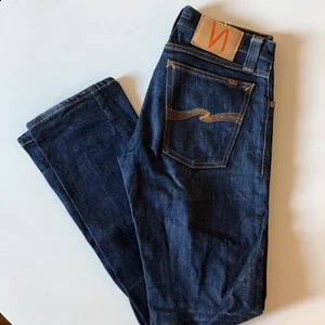 Lowrise Nudiejeans - Lågmidjade skitsnygga Nudie-jeans som tyvärr inte passar mig. Jätte bra skick! 💙FRAKT TILLKOMMER💙.                    Längd 97cm/Innerbenslängd 78cm/Midja 79cm
