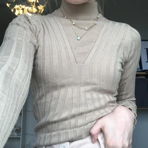 Fin beige långärmad tröja - Denna fina beigea långärmade tröjan är i storlek xs men passar till a för den är så stretchig. Väldigt skönt matrieal. Den är ribbad och några fina detaljer som nu ser på bilden. Seriösa köp. Denna tröjan kostade 400 kr när jag köpte den. Knappt använd!