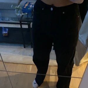 Svarta wide leg jeans från NA-KD🖤 - Svårt å visa hur den sitter på bild så skriv om ni vill ha fler bilder. Har klippt av dem då de va lite långa på mig som är 163, annars i bra skick för jag bara använt dem några gånger❤️‍🔥