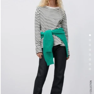 Oversized randig tröja - Oversized randig tröja köpt från zara i höstas💕Har använt den ett fåtal gånger och säljer den då den inte kommit till användning. Storlek S men något större i storleken:) Köparen står för frakten💕