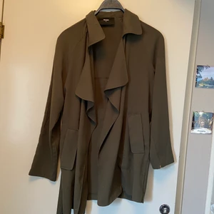 Grön kappa - Tunn kappa från bikbok, perfekt till hösten och sommaren. jättefin färg, skärp runt kappan kommer självklart med! säljs eftersom den inte används