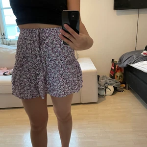 Kjol Zara , helt ny - Helt ny kjol frön Zara, köpts i sommar men kom alldrig till användning. Storlek S Kommer från djur och rökfria familj.  Jag ansvarar inte för postens slarv. Jag postar senast tre dagar efter att jag sett inbetalningen.  Spårbar frakt 66kr , annars finns att hämta i Vallentuna   Hör av dig om du har frågor.   Välkommen att köpa! :)